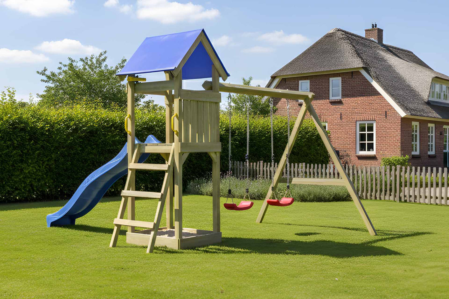 Spielturm Wicht mit Schaukel