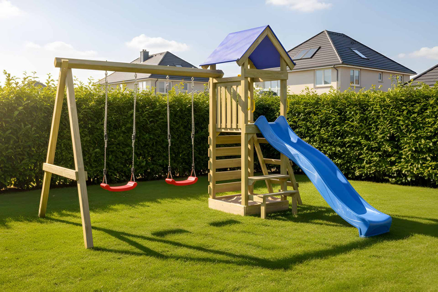 Spielturm Wicht mit Kletterwand