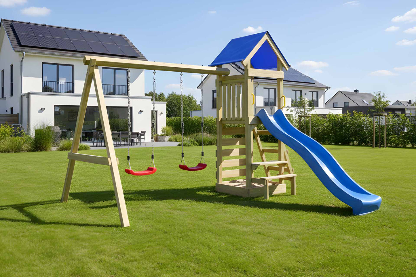 Spielturm Wicht mit Kletterwand