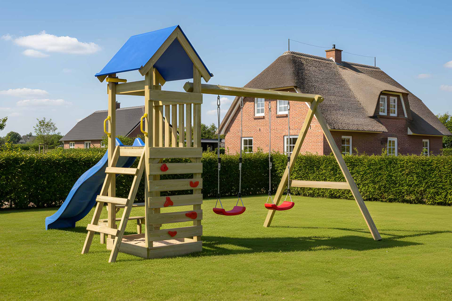 Spielturm Wicht mit Kletterwand