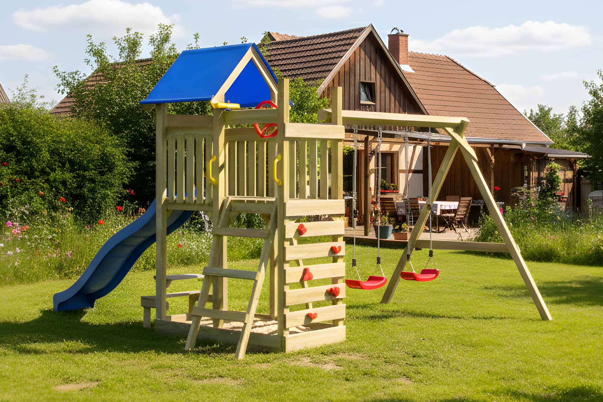 Spielturm Hopser mit Kletterwand