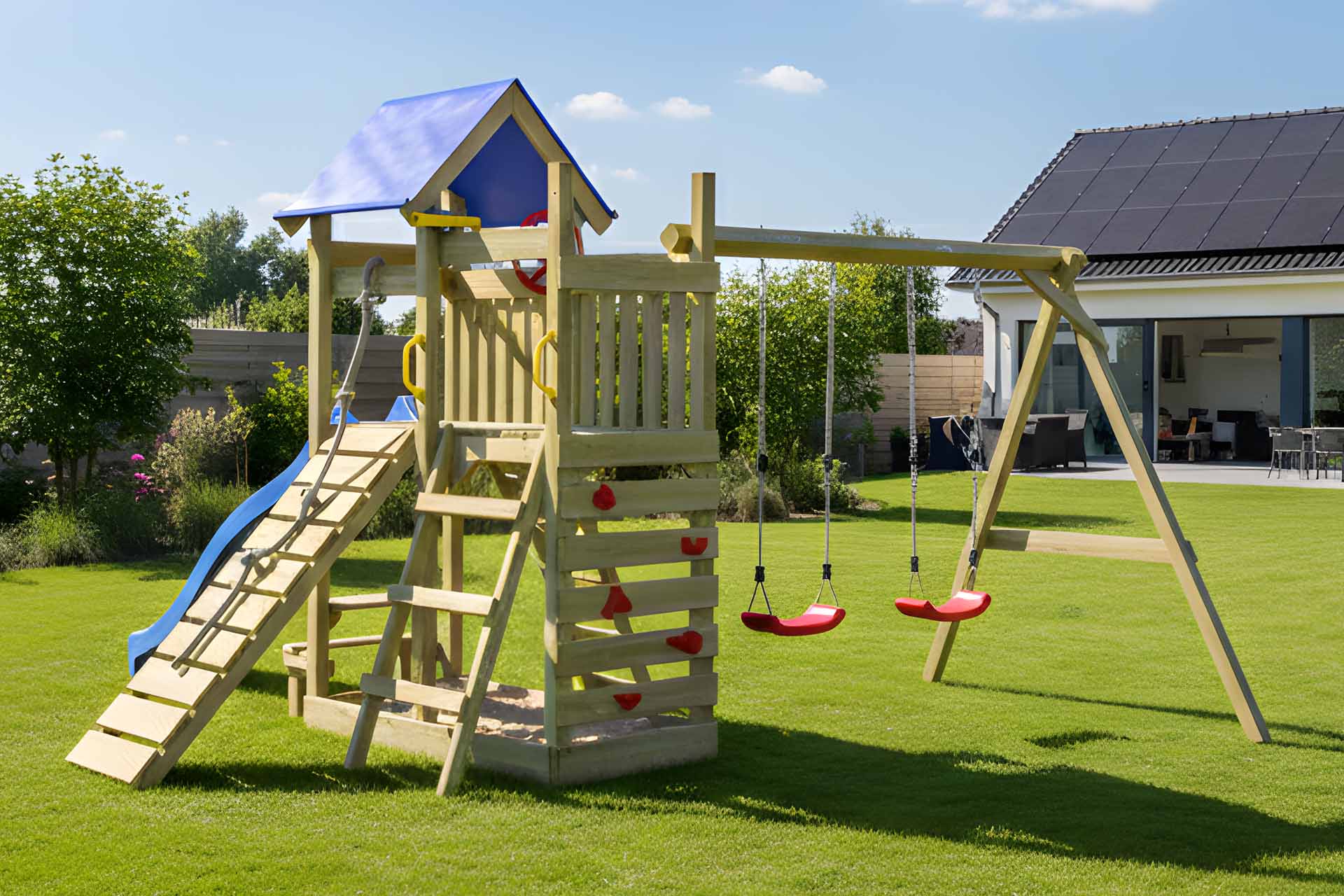 Spielturm Strolch mit Kletterwand