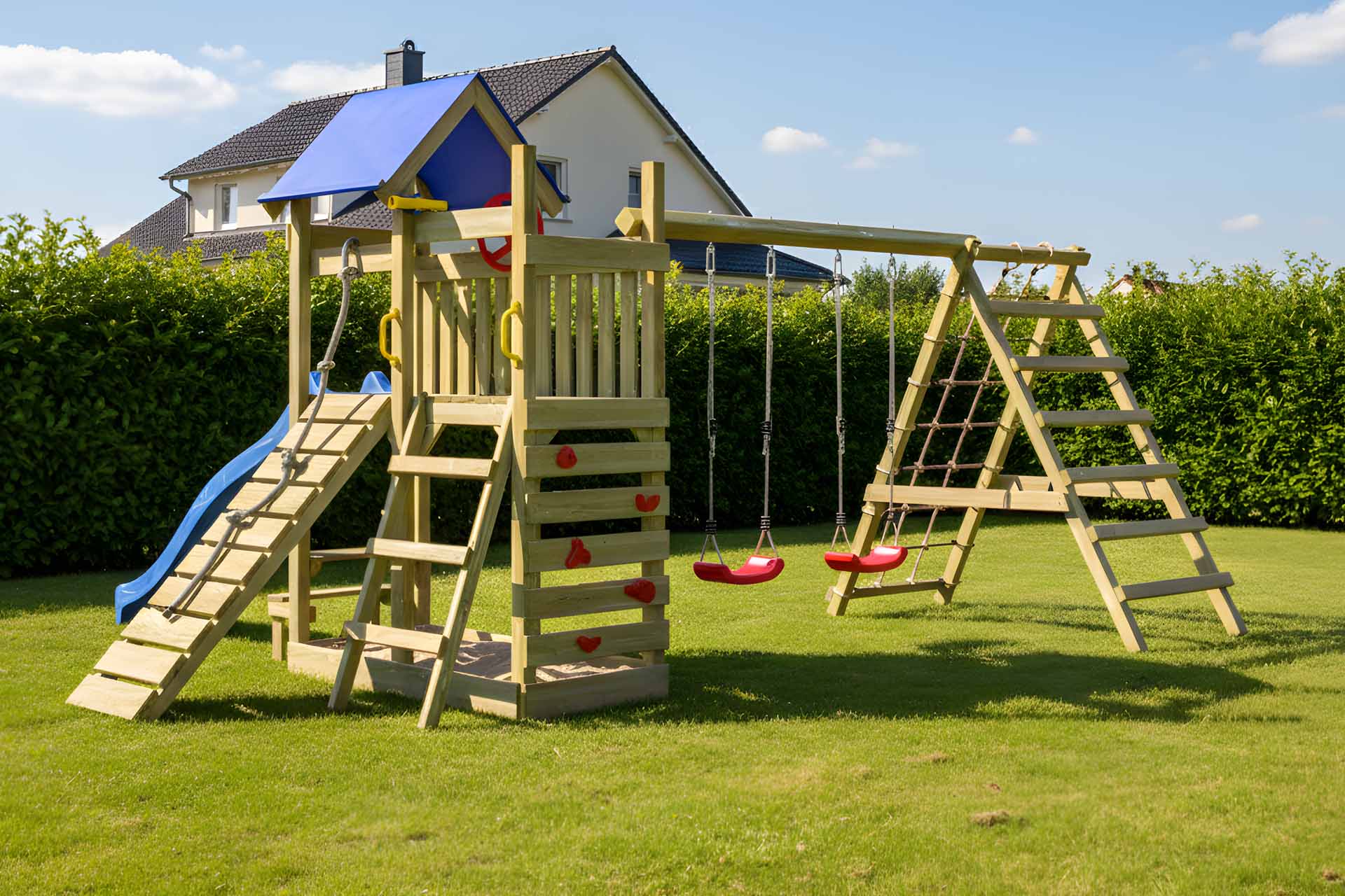 Spielturm Strolch mit Kletterwand