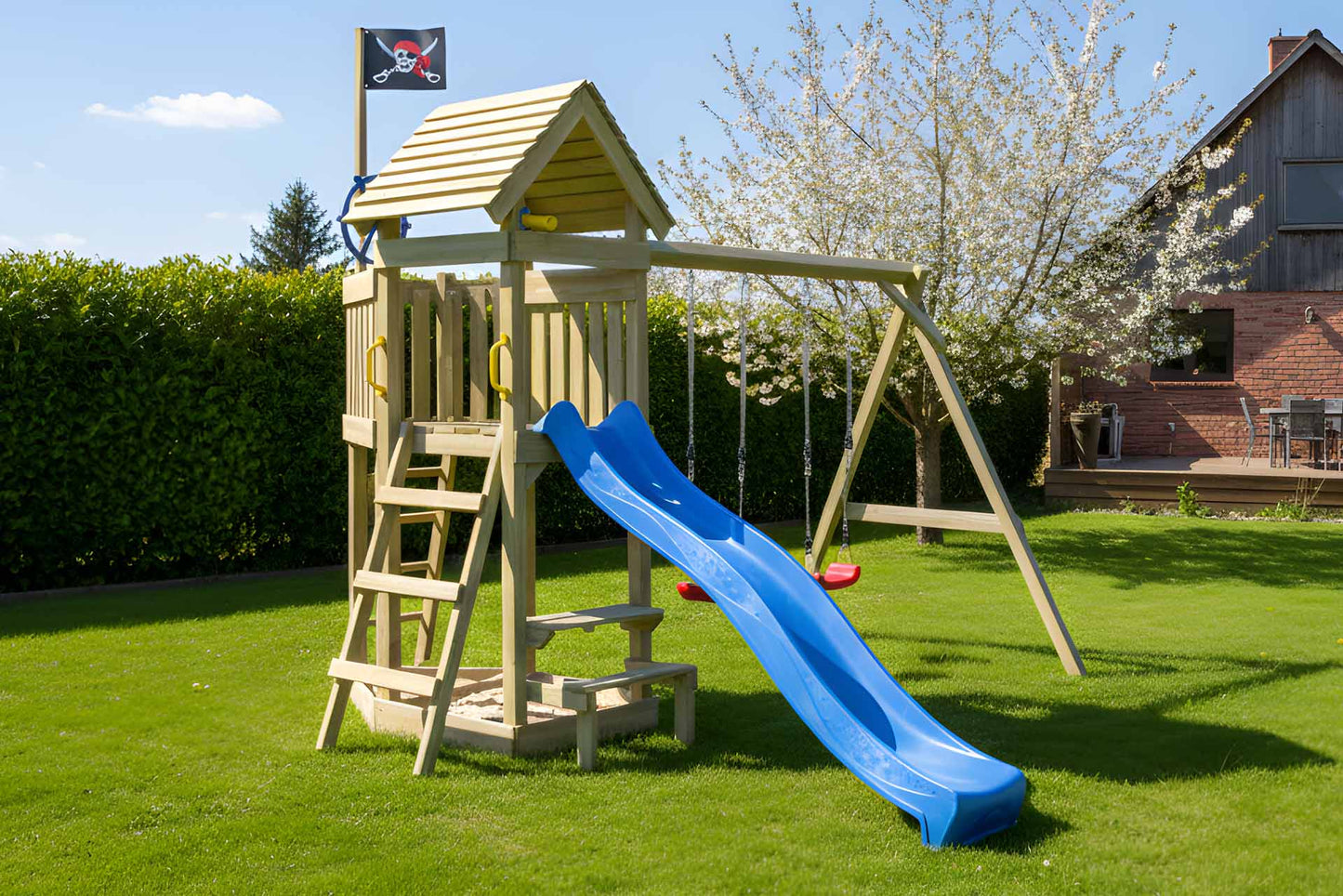 Spielturm Smutje mit Kletterwand